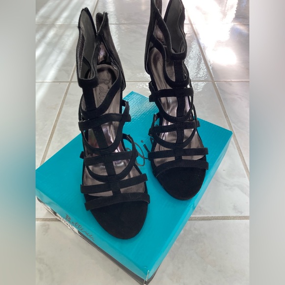 Black Strappy Heels by Bellini 7.5 W - Picture 2 of 4